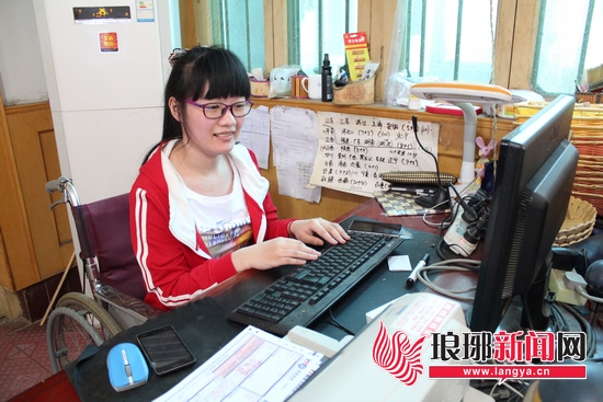 王穎在網上與客戶溝通 王穎在網上與客戶溝通