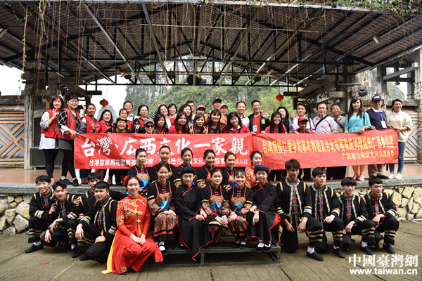 參訪團與壯鄉同胞合影留念 參訪團與壯鄉同胞合影留念