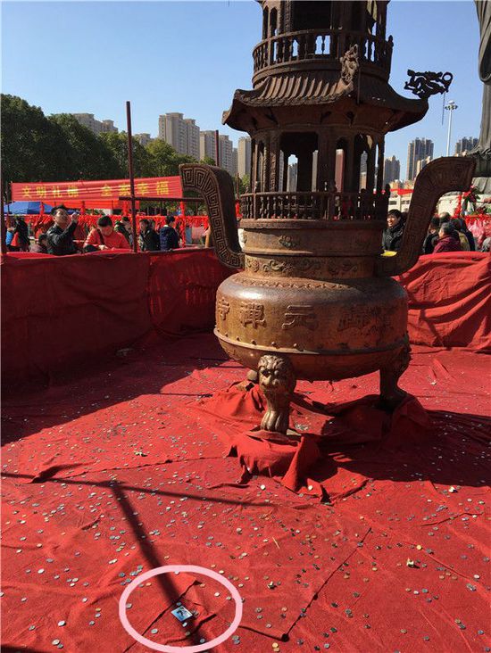 湖北寺廟祈,F(xiàn)銀行卡 媒體:財(cái)神知道密碼嗎(圖)