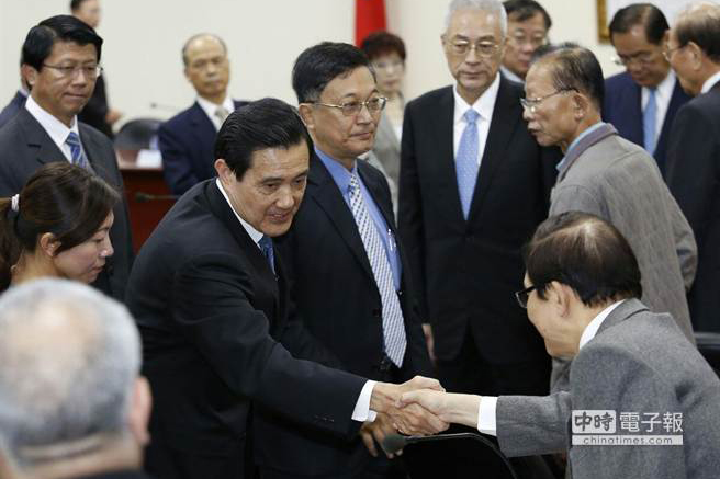 馬英九辭去黨主席職務,吳敦義代理黨主席跟隨馬英九向中常委握手道別 馬英九辭去黨主席職務,吳敦義代理黨主席跟隨馬英九向中常委握手道別