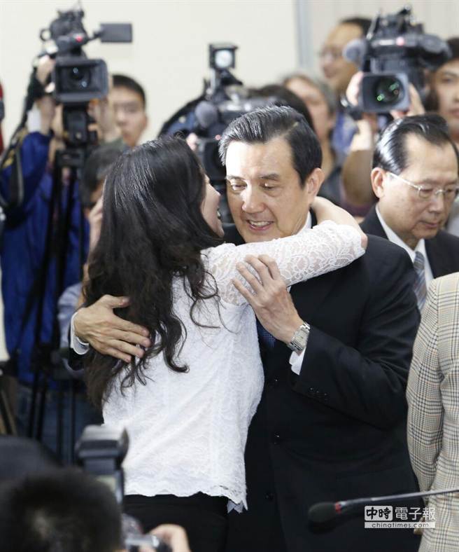 一位中常委向馬英九擁抱致意 一位中常委向馬英九擁抱致意