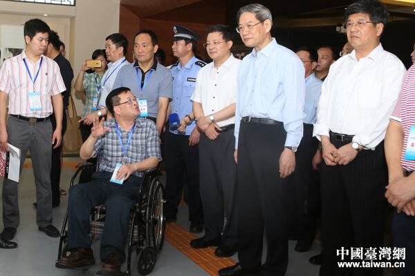 中共中央臺辦、國務院臺辦主任張志軍與福建省殘聯副理事長楊小波(坐輪椅者)親切交流。 中共中央臺辦、國務院臺辦主任張志軍與福建省殘聯副理事長楊小波(坐輪椅者)親切交流。