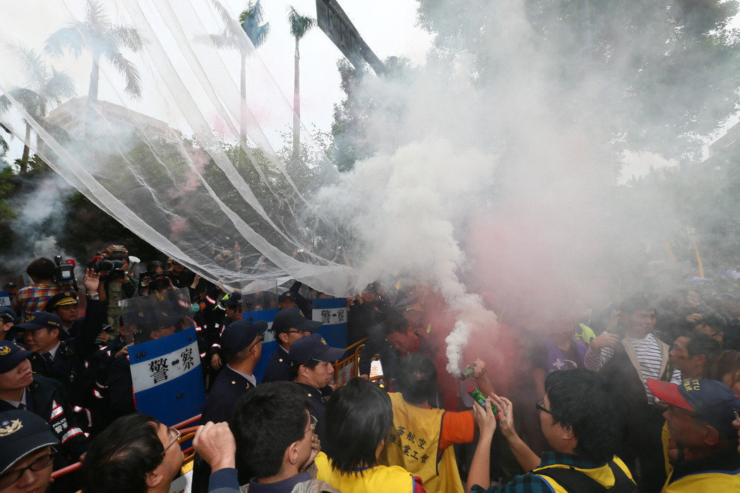“勞基法”修正草案2日力拼“三讀”過關,勞團在場外抗議,一度丟擲煙霧彈 “勞基法”修正草案2日力拼“三讀”過關,勞團在場外抗議,一度丟擲煙霧彈
