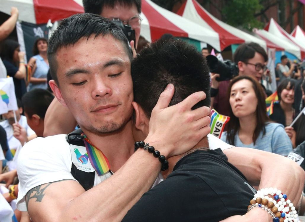 臺灣司法機構:現行法律禁止同婚"違憲" 限2年內修正 臺灣司法機構:現行法律禁止同婚"違憲" 限2年內修正