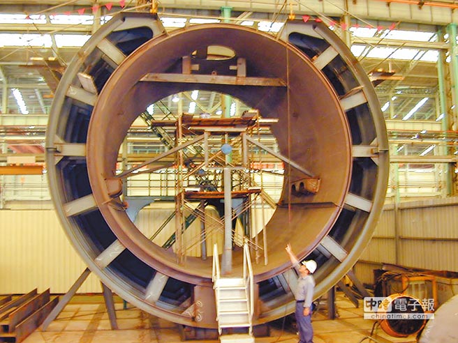 圖為“中船”內(nèi)的潛艇壓力艙 圖為“中船”內(nèi)的潛艇壓力艙