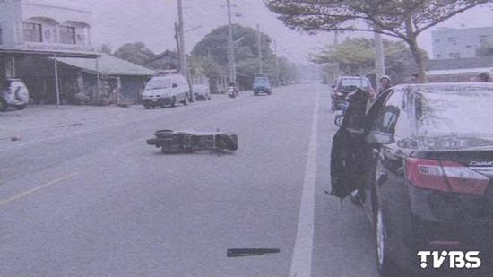 汽車門突然打開(kāi) 臺(tái)灣每年3000人因此撞傷(圖) 汽車門突然打開(kāi) 臺(tái)灣每年3000人因此撞傷(圖)