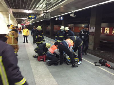 臺(tái)鐵萬華站一名女子疑跳軌列車暫停數(shù)千人受影響