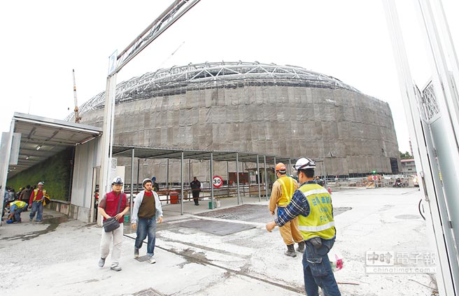 臺(tái)北市府傍晚閃電宣布,要求遠(yuǎn)雄立刻停止大巨蛋工程。(中時(shí)電子報(bào)圖) 臺(tái)北市府傍晚閃電宣布,要求遠(yuǎn)雄立刻停止大巨蛋工程。(中時(shí)電子報(bào)圖)