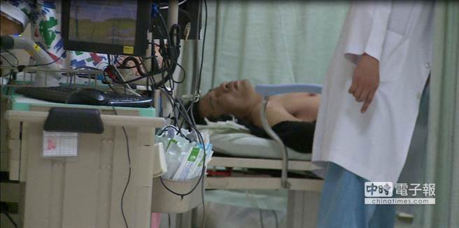 兇嫌被送往醫院急救 兇嫌被送往醫院急救