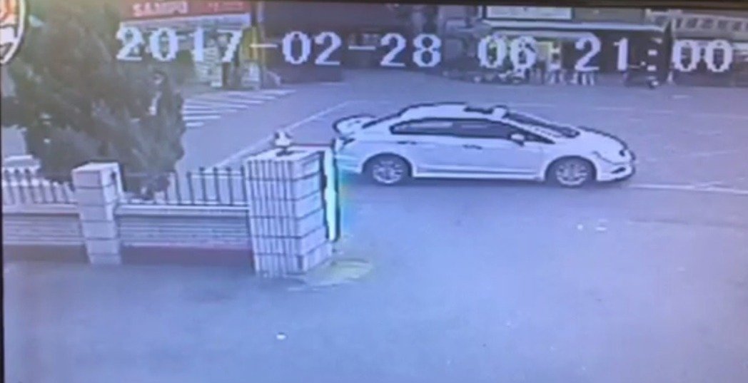 黃姓男子28日上午開車行經嘉義縣柳林派出所時,疑不勝酒力、先在派出所前停留1分多鐘,再倒車停在派出所旁睡覺 黃姓男子28日上午開車行經嘉義縣柳林派出所時,疑不勝酒力、先在派出所前停留1分多鐘,再倒車停在派出所旁睡覺