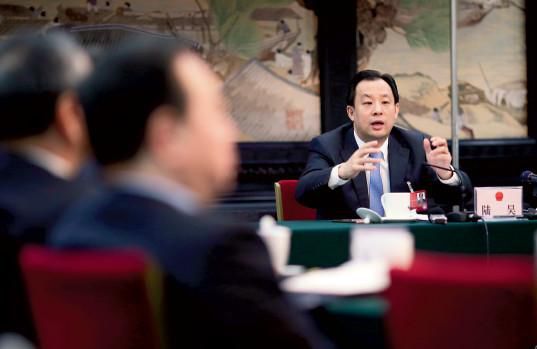 全國兩會期間,黑龍江省省長陸昊在黑龍江團(tuán)組開放日稱龍煤集團(tuán)沒有少發(fā)一個月工資。這一因領(lǐng)導(dǎo)掌握信息不準(zhǔn)確而導(dǎo)致的失實表態(tài),激化了龍煤欠薪矛盾。