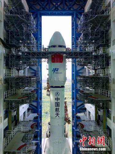 垂直轉運的順利完成,標志著“天舟一號”飛行任務正式進入發射階段。張文軍 攝