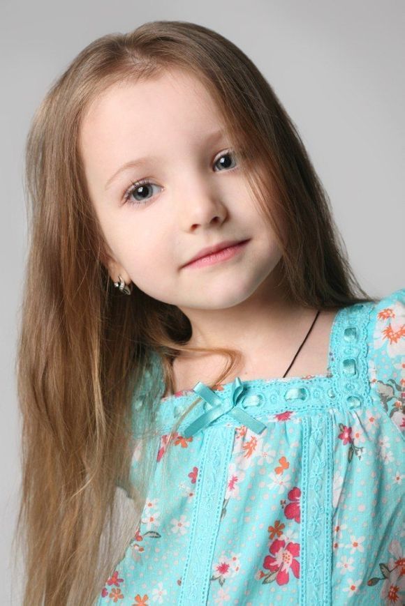 ˊʘӍ _˹}ͯģ(Angelina Kurkina)l(f)һM,ƬСͰ׃,·`䷲g