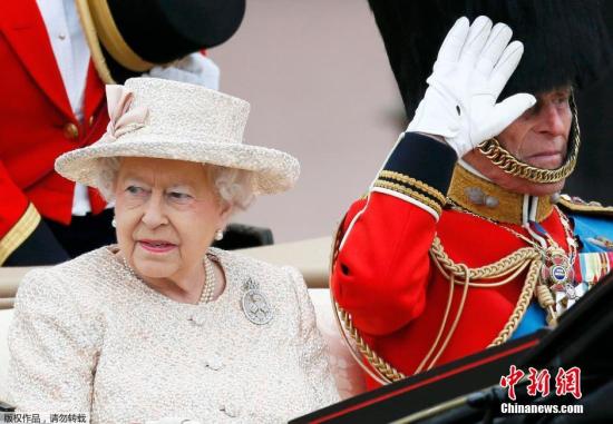 (dng)?sh)ؕrg2015613գӢ؞cףɯŮQueen Elizabeth89qeСӢذ׽hm_ϣӢŮɯ׶ʼҳɆT醱xʽ⣬ӱСӳϯPFվɷÃ߅rӴȵı鶺Ц