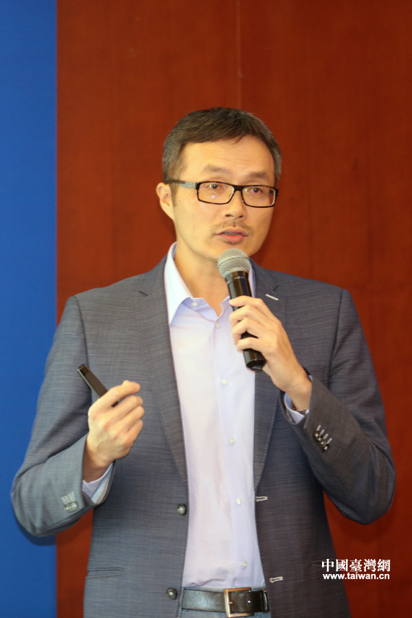 31日,群募貝果執(zhí)行長(zhǎng)陳威光在“2016年兩岸青創(chuàng)產(chǎn)業(yè)園區(qū)發(fā)展研討會(huì)”上發(fā)表主題演講 31日,群募貝果執(zhí)行長(zhǎng)陳威光在“2016年兩岸青創(chuàng)產(chǎn)業(yè)園區(qū)發(fā)展研討會(huì)”上發(fā)表主題演講