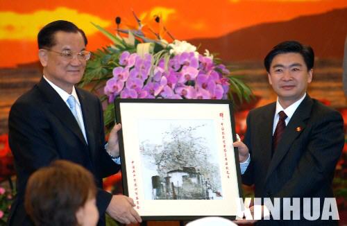 4月23日,中國(guó)國(guó)民黨榮譽(yù)主席連戰(zhàn)一行抵達(dá)蘇州。這是蘇州市委書記王榮(右)在蘇州東山賓館宴請(qǐng)連戰(zhàn)并向連戰(zhàn)贈(zèng)送禮品。