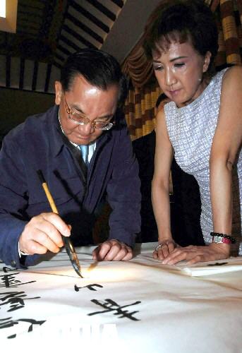 4月23日,連戰(zhàn)在寒山寺題字。當(dāng)日,中國(guó)國(guó)民黨榮譽(yù)主席連戰(zhàn)一行在蘇州參觀。